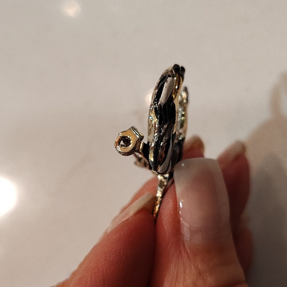 Zebra brooch enamel with pink stone eye - Picture 3 of 5